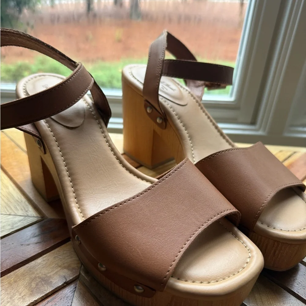 Universal Threads sandals - Picture 3 of 4